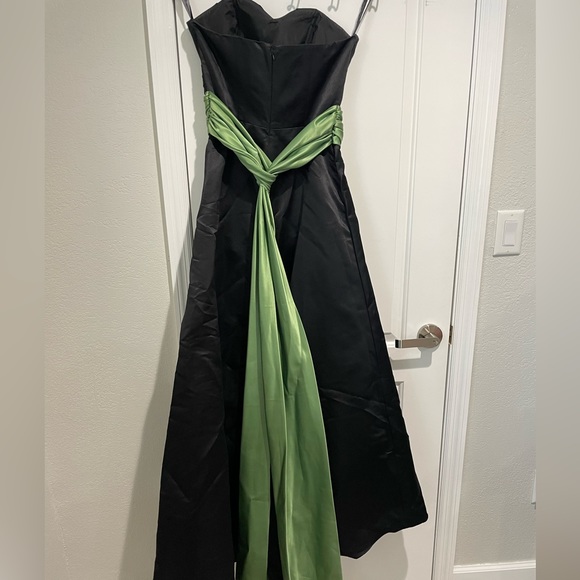 Bridal, prom, holiday party, anniversary, cruise formal - Picture 2 of 3